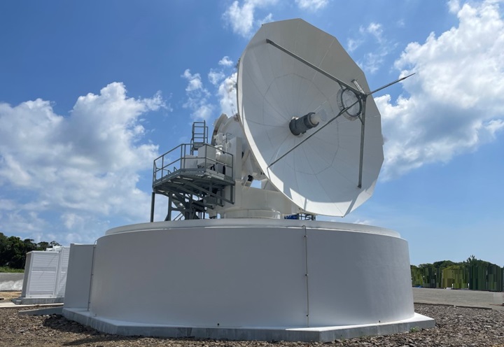 Parabolic antenna at ground stations for communicating with satellites