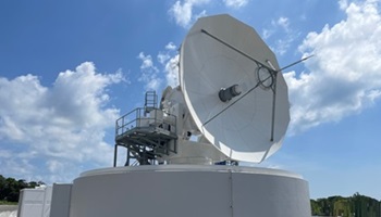 人工衛星との送受信を担うパラボラアンテナ